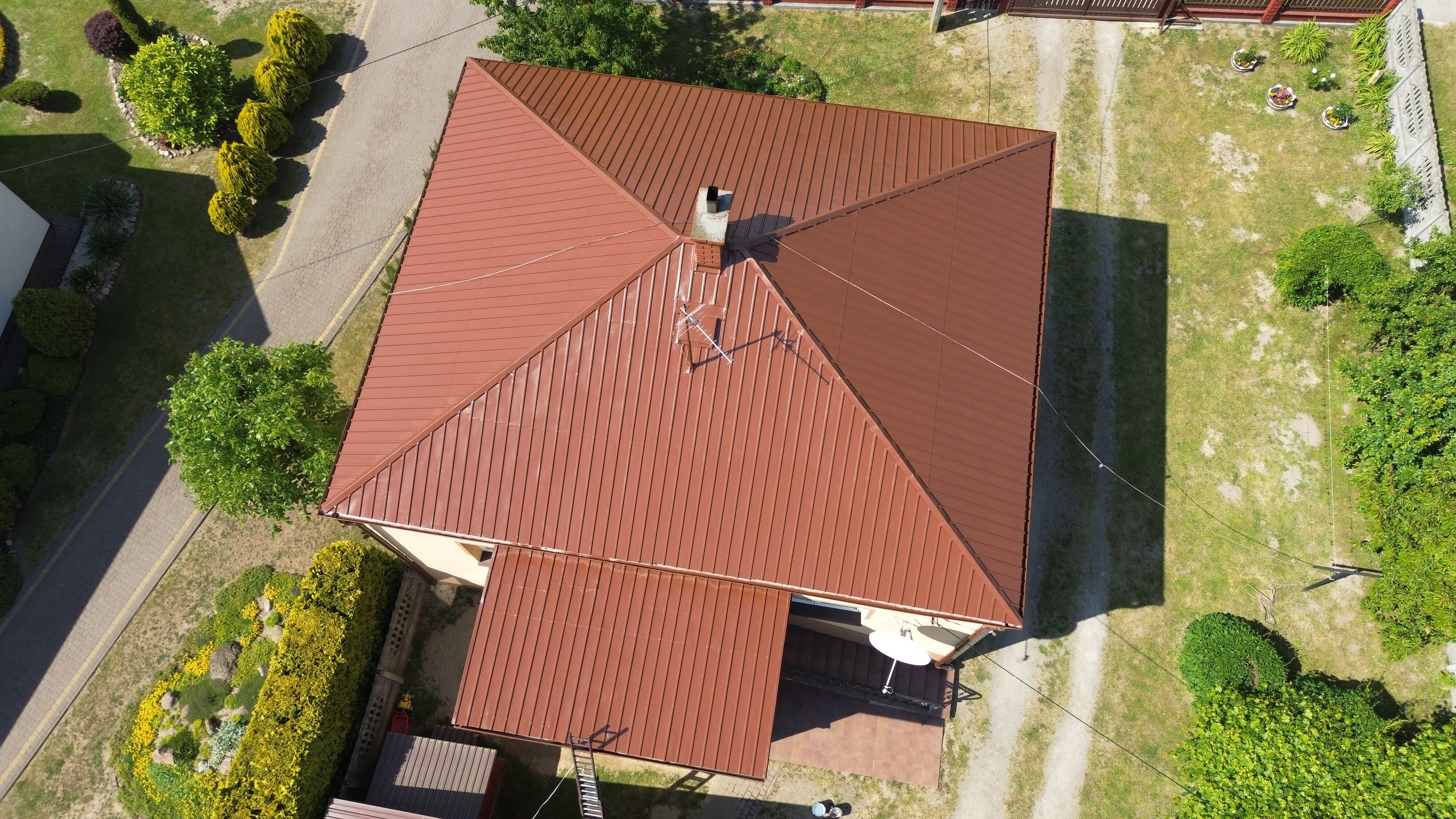 Odnowiony dach blaszany po malowaniu farbą antykorozyjną - realizacja TwinsBro